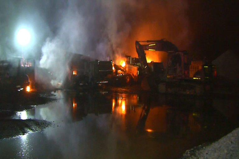 CAM se adjudica ataque incendiario contra 16 máquinas esta madrugada en la ruta Cajón- Vilcún