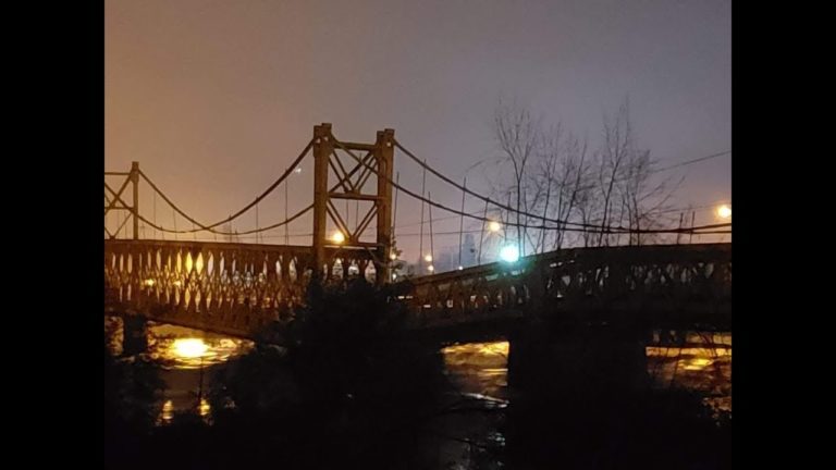 Cierran el tránsito por el Puente Viejo a Padre Las Casas tras colapso del puente ferroviario