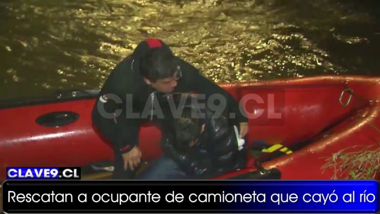 Impactantes imágenes del rescate de ocupante de camioneta que cayó al río Cautín en Temuco