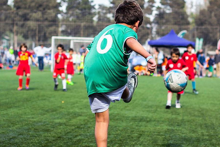 10 Beneficios de jugar fútbol en niños y adolescentes