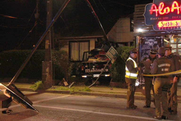 Camioneta derriba semáforo y choca con vivienda en avenida San Martín: Una persona resultó fallecida
