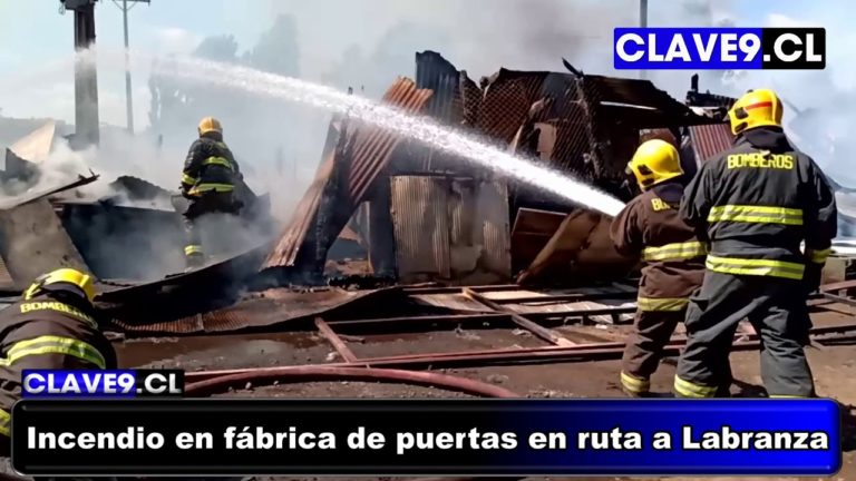 Incendio destruyó fábrica de puertas en la ruta Temuco- Labranza