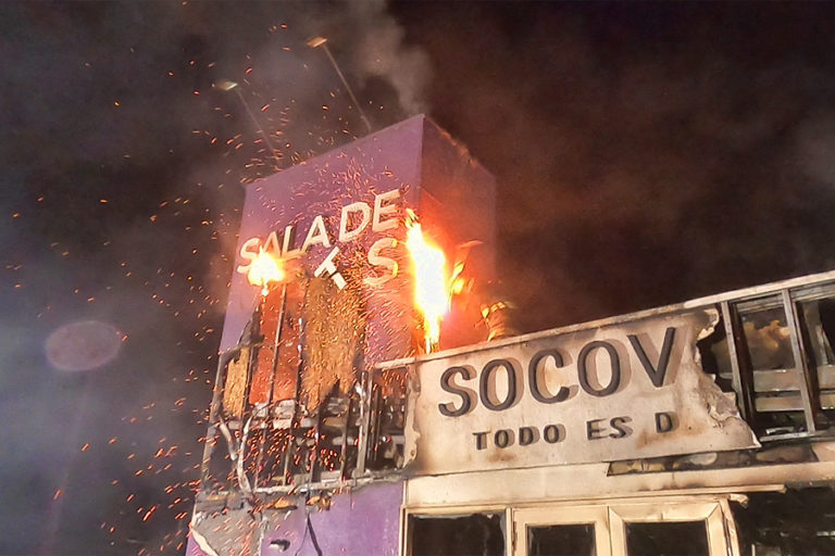 Encapuchados armados quemaron casa piloto y sala de ventas de Socovesa, en plena zona residencial de Labranza