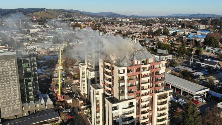 Incendio afectó edificio en el condominio Plaza Hochstetter en Temuco