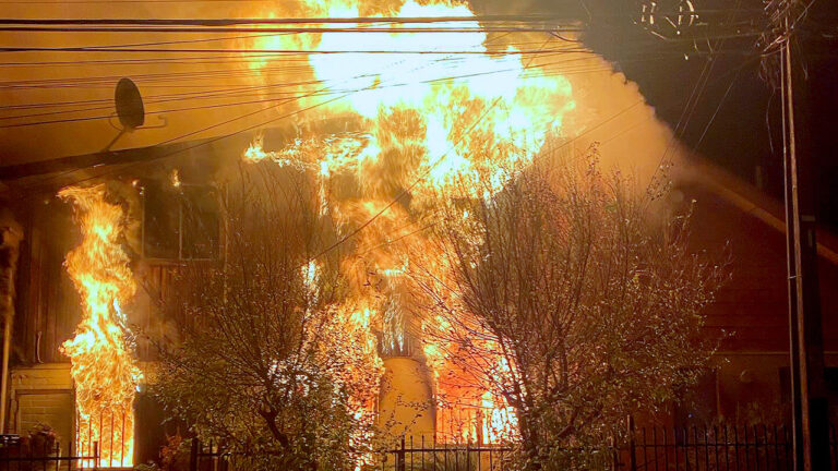 Incendio en Vista Verde dejó dos viviendas destruidas, otras dos con daños y dos personas lesionadas