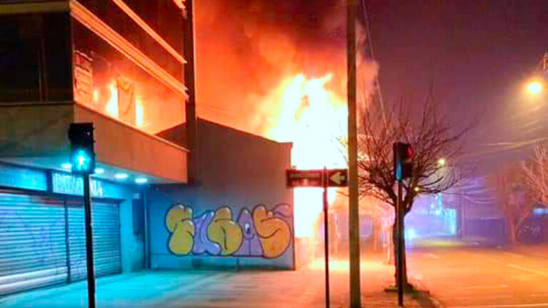 Cuatro personas fueron rescatadas por Bomberos en incendio que destruyó vivienda en el centro de Temuco