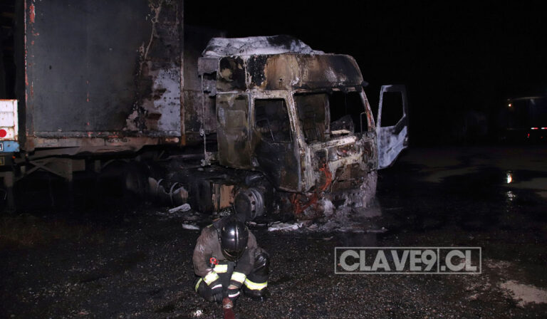 Seis tractocamiones destruidos y un automóvil con graves daños tras ataque incendiario en Metrenco
