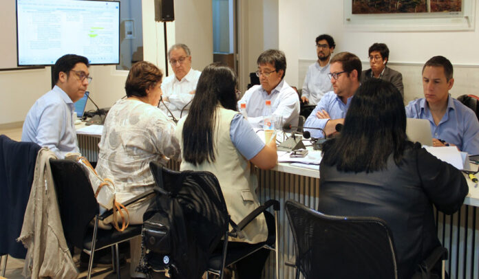 Los integrantes de la Comisión para la Paz y el Entendimiento, en una de sus reuniones de trabajo.