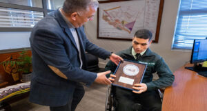 El gendarme deportista recibe el reconocimiento del alcalde de Collipulli. Imagen original de Mario Grandón