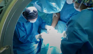 Se recibieron denuncias concernientes a presuntas irregularidades en compras de prestaciones médicas para cirugías