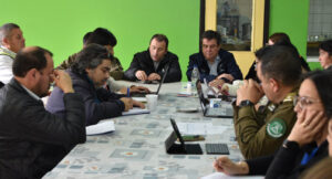 Los integrantes de la Mesa Técnica Intersectorial reunida en Queule