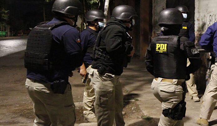 Imagen referencial de detectives de PDI en acción fiscalizadora