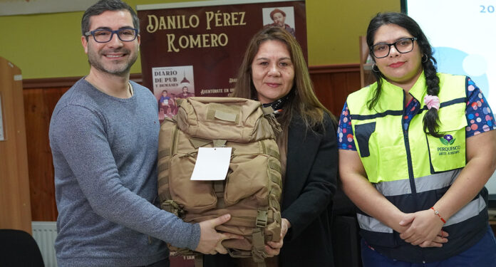 Representantes municipales en Perquenco entregando los kits de emergencia