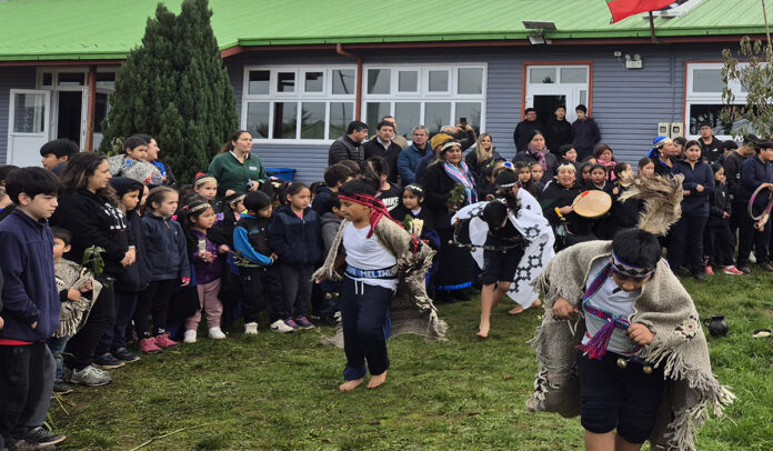 Escolares viven la costumbre ancestral mapuche que busca promover el intercambio de conocimientos y productos Escolares viven la costumbre ancestral mapuche que busca promover el intercambio de conocimientos y productos
