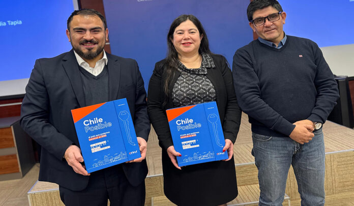 Los seremis de Hacienda y del Trabajo y Previsión Social reciben el documento de la Cámara Chilena de la Construcción Los seremis de Hacienda y del Trabajo y Previsión Social reciben el documento de la Cámara Chilena de la Construcción