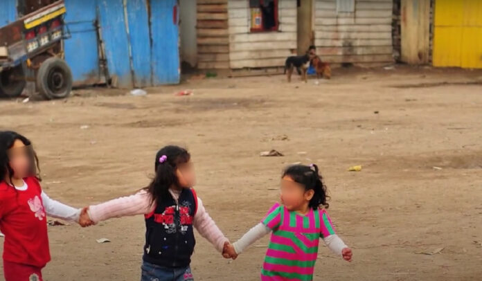 Vivir en ambientes marginales muchas veces significa para los menores de edad el triste futuro del trabajo y la vulneración de sus derechos Vivir en ambientes marginales muchas veces significa para los menores de edad el triste futuro del trabajo y la vulneración de sus derechos