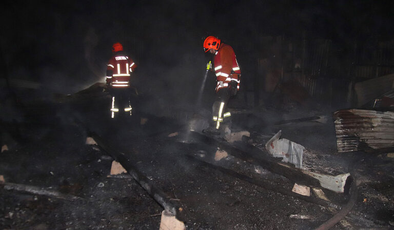 Un adulto mayor fallecido y vivienda destruida deja incendio rural en ruta Padre Las Casas – Huichahue